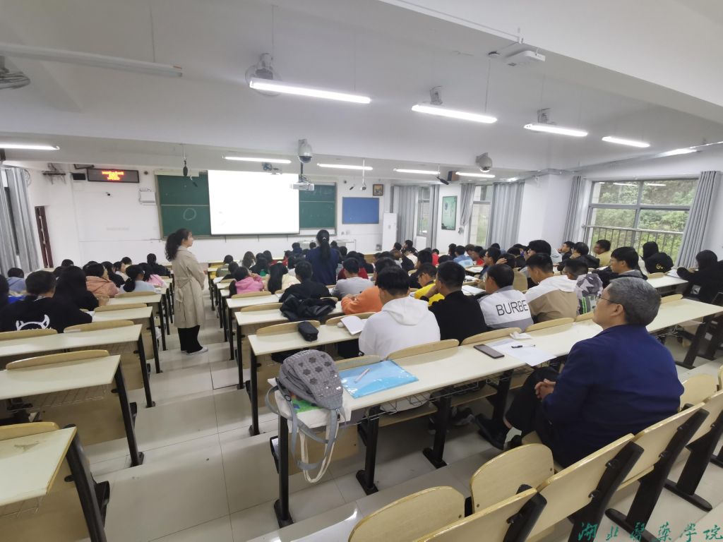 深入教室开展教学督导