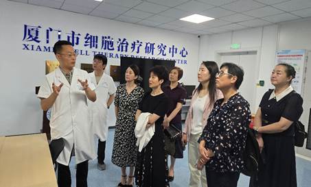 一群男人和女人站在一起 ai 生成的内容可能不正确。