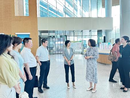 一群人在交谈 ai 生成的内容可能不正确。