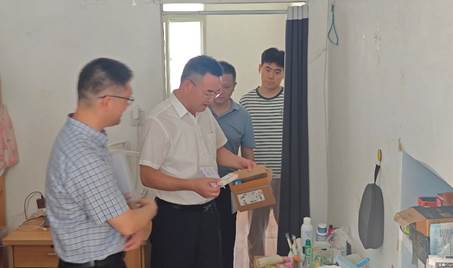 男人和女人站在房间里玩体感游戏 ai 生成的内容可能不正确。